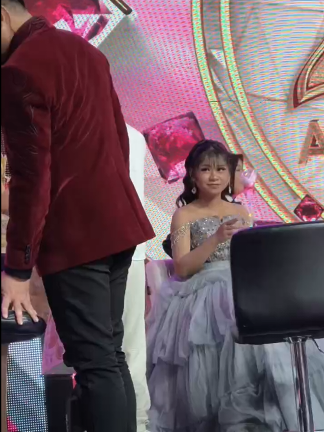 wkwk senengg bangeet dia dpt mainan dr mmin😅 @da7april  . makasi ka obi udh disampaikan ke dd lgsg mainan nya😊 @da7_robi  #da7april #aprilda7 #dacademy7  #fyp #fyppppppppppppppppppppppp 