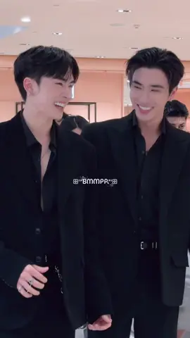 ไม่ว่าตรงนั้นจะมีกล้องหรือไม่มี แฟนคลับจะอยู่ตรงนั้นหรือไม่อยู่ เพิร์ธแซนต้าก็คือจะคุยกันเกาะไหล่กันอยู่อย่างนั้น โคตรจะ Organic Relationship เลย 🥺🥺 #perthsanta  #เพิร์ธแซนต้า  PERTHSANTA BEAUTY UNIVERSE #InfinityMedicalClinicxPerthSanta 