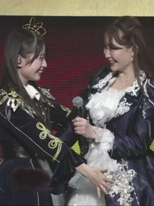 DAY 4 最後出演 かわいい瞬間、こじはる様こさきちゃん抱きしめる。 #AKB48 #akb48_20thyear #AKBは青春ですin武道館