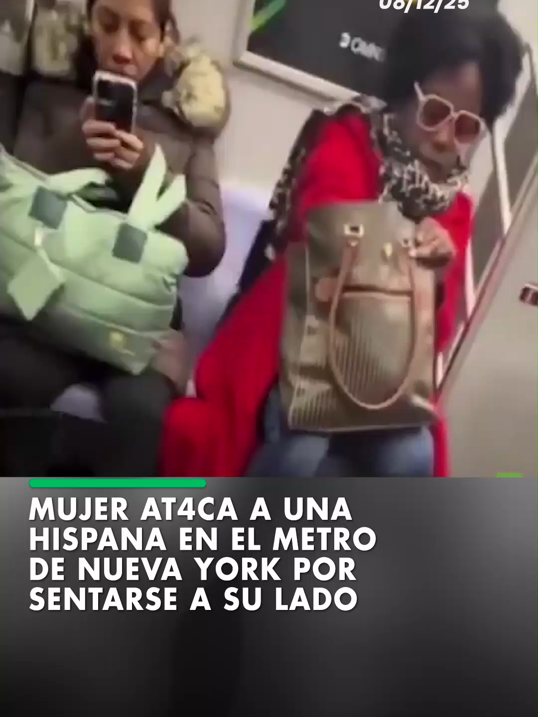 En redes sociales se viralizó un video donde se observa un episodio de xenofobia en el transporte público de Nueva York. Una mujer estadounidense insultó y expulsó de su asiento a una pasajera hispana por sentarse a su lado. El actuar de la mujer causó indignación de miles de usuarios en redes. #ElDeber #Viral #EEUU #NewYork #Indignación 📹RT en español