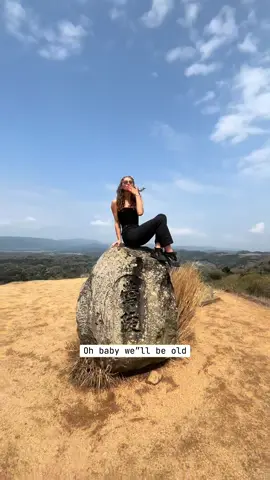 Så kasta dig ut i livet. Säg ja till det som rör något i dig. Säg ja till upplevelser, till att investera i dig själv, till utbildning, till gemenskap. Säg ja till allt som gör livet större. För en dag är du gammal, och du vill inte ångra att du höll igen. Du vill känna att du levde. Att du vågade. Att du sa ja medan du hade chansen.