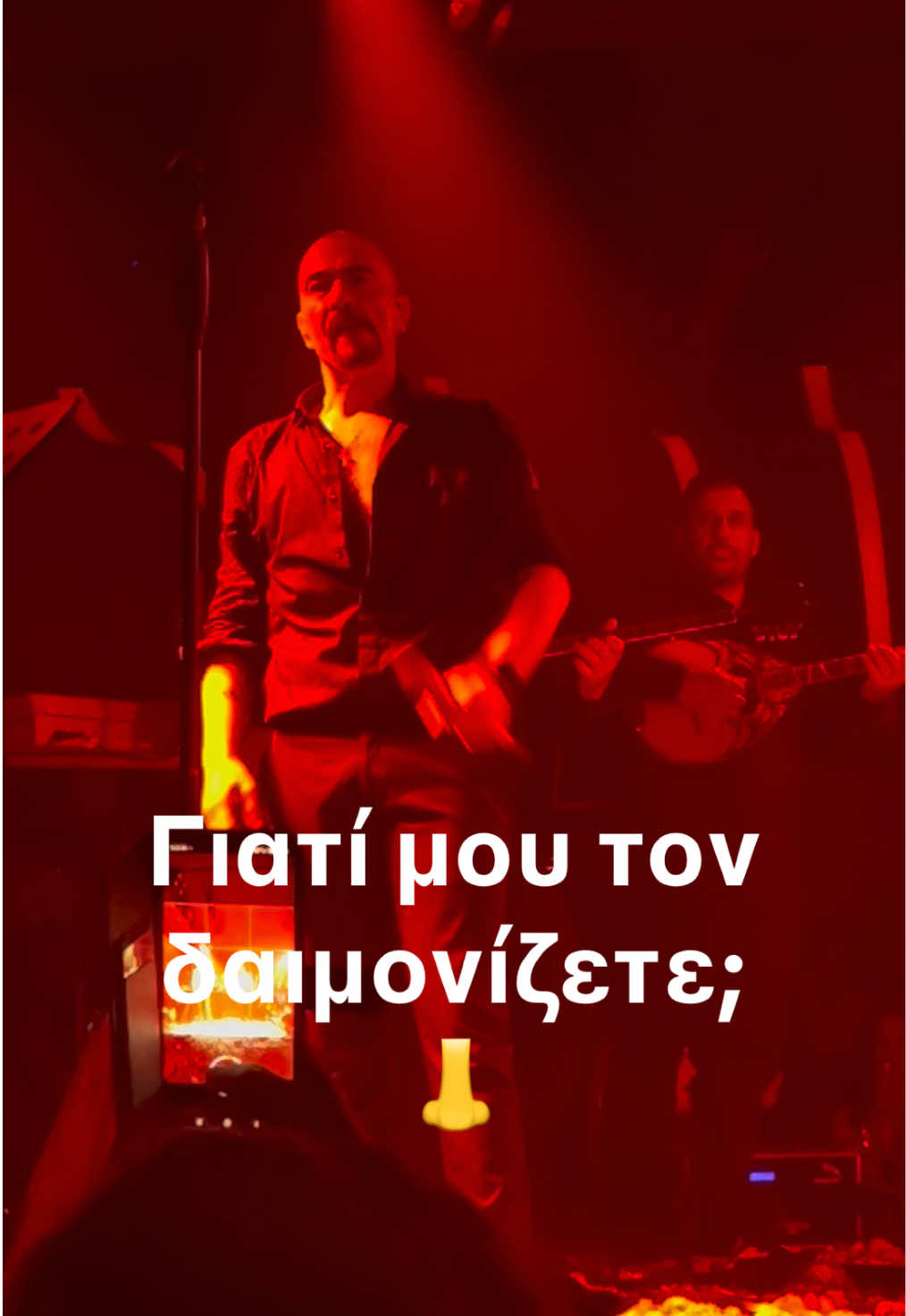 Εκτός εαυτού ο Βαλάντης με τους μουσικούς, που δεν τον ακολούθησαν.  #μπουζουκια #καψουρα #βαλαντης #αθηνα #athensbynight 