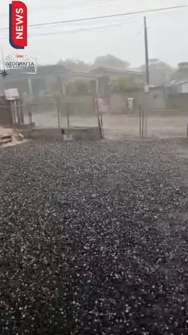 Agora!! Chuva e muito Granizo em Faxinal do Céu, distrito de Pinhão, no estado do Paraná, na tarde desta segunda-feira, 08 de dezembro. #temporal #granizo #chuva #pinhaopr #parana 