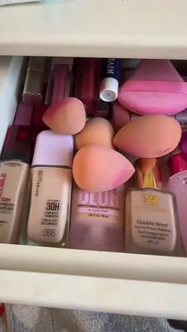 Curat în sertarul meu de make-up 🤍 #goviral #goviral #cleaning #makeup #fyf 
