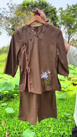 Chị nào thích phong cách hiền – nhẹ – mát thì thử bộ nâu này nha. Lên người là mê 🤎 #phapphuc #phapphucdichua #dolamdichuanu #guchiguem #fyp 