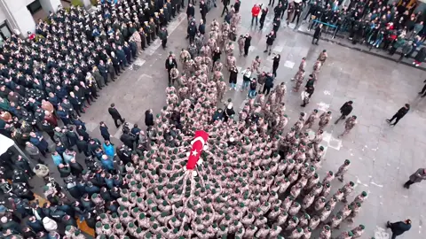 Şehit Polis Son Yolculuğuna Dualarla Uğurlandı  🇹🇷🇹🇷🇹🇷 Uyuşturucu operasyonunda yaralanarak kaldırıldığı hastanede şehit düşen kahraman Özel Harekatçı Emre Albayrak  için İstanbull Emniyet Müdürlüğünde tören düzenlendi. Naaşı, özel harekât polisleri tarafından tekbirlerle omuzlarda taşındı. Vatanımız uğruna can veren tüm şehitlerimizi rahmetle, minnetle anıyoruz. 🇹🇷🇹🇷🇹🇷 Ruhun şad olsun Emre Albayrak. #EmreAlbayrak #Şehit #VatanSağolsun