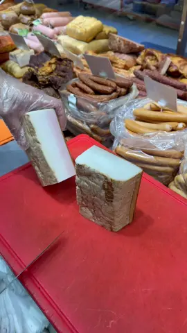 Cui nu-i place slănina…?😋🥓 Vă așteptăm să o încercați! Promitem că nu veți regreta ❤️ #bucuresti #lasibianul #slanina #sarbatori #produsetraditionale 