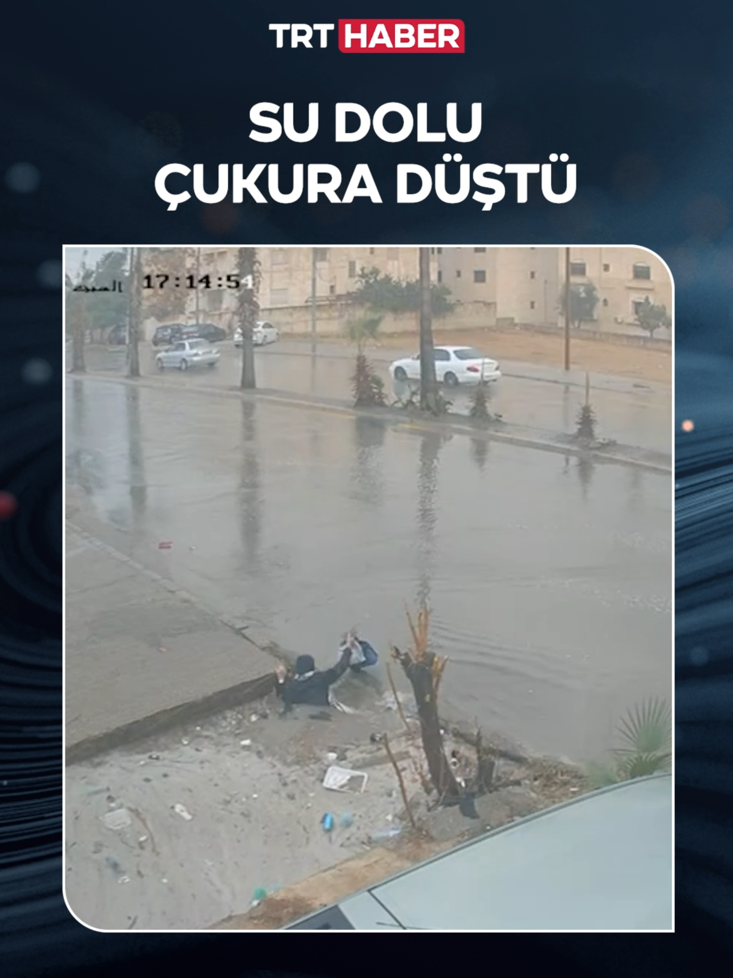 Ürdün'de su dolu çukura düşen genç kızı çevredekiler kurtardı.