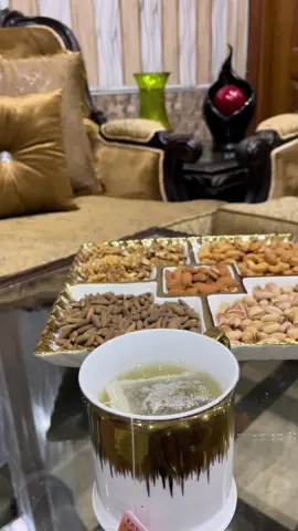 #creatorsearchinsights Aik tarf bari shidat nigah se dekhty hain#unfrezzmyaccount #viraltiktok #tiktok #viral @Imran Khan Official @Khabane lame @J M 🥀 