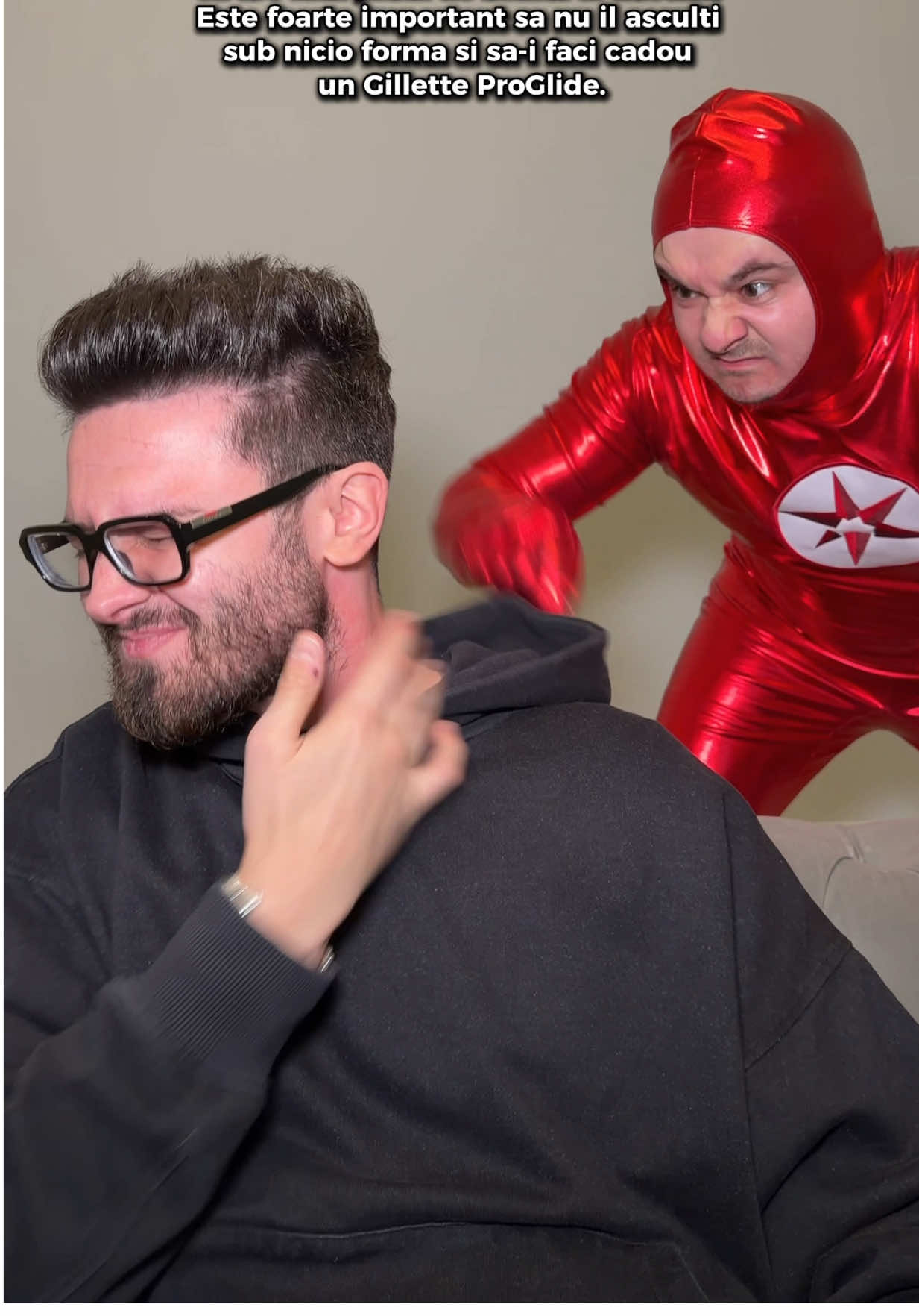 (AD) Când o să ai 20 și ceva de ani, un amic o să îți spună că el folosește o lamă de unică folosință de cel puțin 30 de ori FĂRĂ SĂ SE IRITE. Tu o să fii tentat să îl crezi și să îl urmezi. Este foarte important să nu mergi pe mâna lui sub nicio formă și să îi faci CADOU un GILLETTE PROGLIDE și să îți iei și tu unul.  Alt Text:  Georgescu este ciupit si deranjat de Iritatie, personificata de un personaj imbracat in rosu strident. Georgescu arata la cadru un pachet Gillette, Iritatia vede Gillete Pro Glide, se sperie si fuge. Georgescu arata la camera aparatul de ras Gillette Pro Glide.