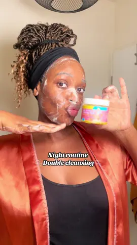 ✨ Pourquoi je fais TOUJOURS un double cleansing le soir ? Parce que c’est LE secret pour une peau vraiment clean et un glow qui dure ✨ 🧴 1️⃣ Premier nettoyage (huile ou baume) Il dissout tout : maquillage, SPF, pollution, excès de sébum… 👉 Sans cette étape, toutes ces impuretés restent collées à ta peau. 💧 2️⃣ Deuxième nettoyage (gel ou mousse) Il nettoie ta peau en profondeur pour éviter les pores bouchés, les boutons et le teint terne. 🌙 Le soir, c’est indispensable : ta peau se régénère la nuit, donc plus elle est propre, plus elle absorbe bien tes soins 💛 #doublecleansing #skincare #cleanbeauty #skincareroutine #beaute      ✨