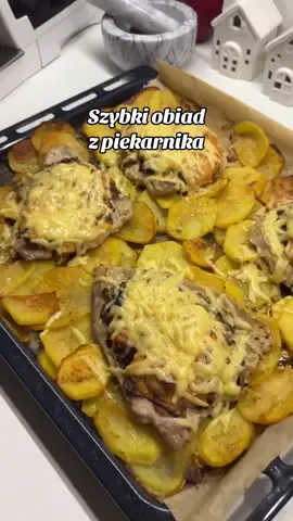 Kto lubi nieskomplikowane obiady? 🍲5-6 ziemniaków  🍲4 plastry schabu (500g) 🍲400g pieczarek  🍲1 cebula  🍲150g skyru lub jogurtu naturalnego  🍲100g mozzarelli  🍲1 łyżeczka musztardy  🍲1 ząbek czosnku  🍲oliwa  🍲ser cheddar starty 🍲sól, pieprz, papryka słodka  Ziemniaki pokrój w plastry, przełóż do miski, dodaj 2-3 łyżki oliwy, dopraw solą, pieprzem, papryką i wymieszaj. Na oliwie podsmaż cebulę pokrojoną w piórka, dodaj pokrojone pieczarki, smaż aż puszczą wodę, na koniec dopraw pieprzem i solą, wymieszaj. Schab pokrój na 4 plastry, każdy kawałek rozklep, dopraw solą i pieprzem z obu stron. W misce wymieszaj jogurt, startą mozzarellę, musztardę, starty czosnek, pół łyżeczki papryki, sól i pieprz. Na blaszkę wyłożoną papierem wyłóż równomiernie ziemniaki. Podpiecz je 15 minut w 180 stopniach. Po tym czasie na wierzch połóż mięso, na każdym kawałku wyłóż pieczarki z cebulą a na to masę serową. Włóż do piekarnika. Po 20 minutach mięso powinno być gotowe (sprawdź przekrajając, jeśli potrzebuje więcej czasu to zostaw w piekarniku). Na koniec posyp cheddarem i piecz 3-4 minuty aż ser się stopi. Smacznego. #jedzenienaimpreze #pomyslnaobiad #przepisnaobiad #szybkiobiad 