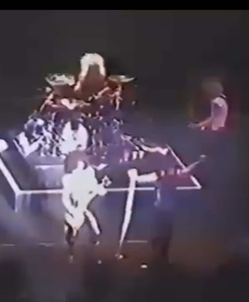 “Nightrain” - @gunsnroses ao vivo no Nakano Sunplaza, Tóquio, Japão 🇯🇵 7 dezembro 1988 🎥 Frans N Roses #GunsNRoses #GnFnR #OnThisDay #fypシ゚ #AxlRose 