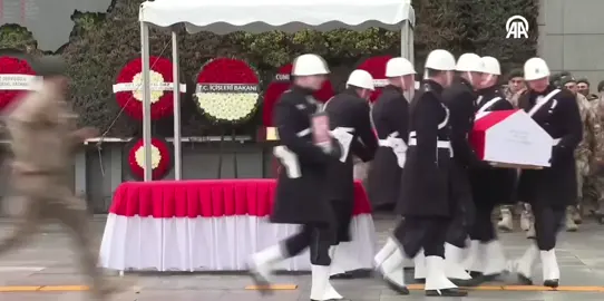 “Şehitlerimiz, toprağa değil yüreğimize düşen ateştir… Onlar gittikçe biz eksiliriz, ama bıraktıkları emanetle dimdik durmak boynumuzun borcudur. Gecenin karanlığı değil, onların yokluğu çöker üstümüze…” 😪😪 Aziz Ruhları Şaad Mekanları cennet olsun. 🇹🇷