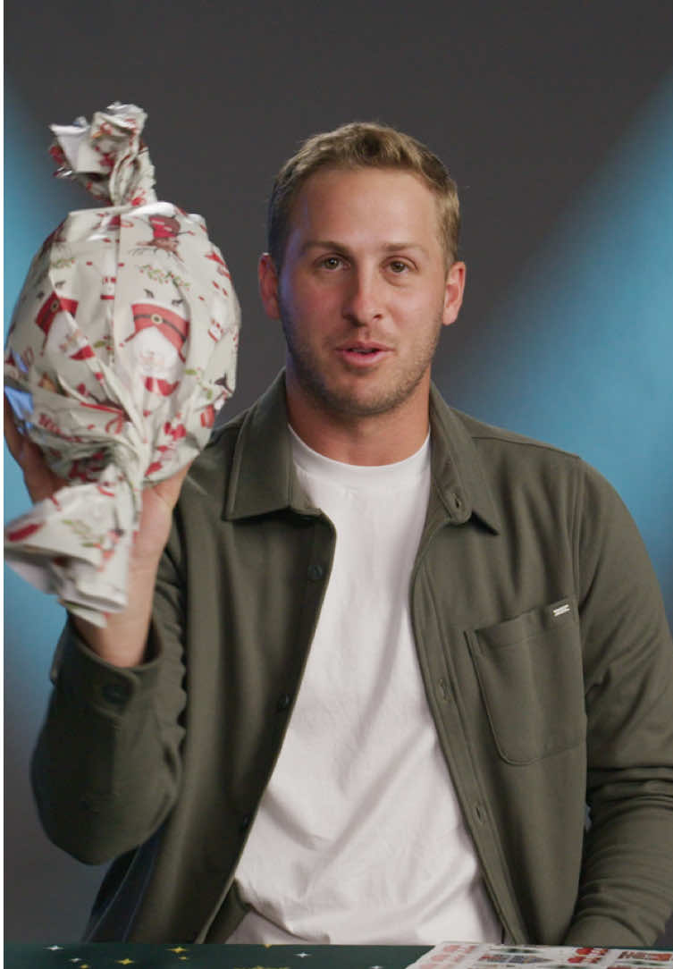 Jared Goff admitting he’s never successfully wrapped anything before 😂 Dallas Cowboys vs. Washington Commanders @ 1 PM ET Detroit Lions vs. Minnesota Vikings @ 4:30 PM ET NFL Christmas Gameday is LIVE on Netflix December 25 🎄 #NFLonNetflix #DetroitLions #JaredGoff #NFL 