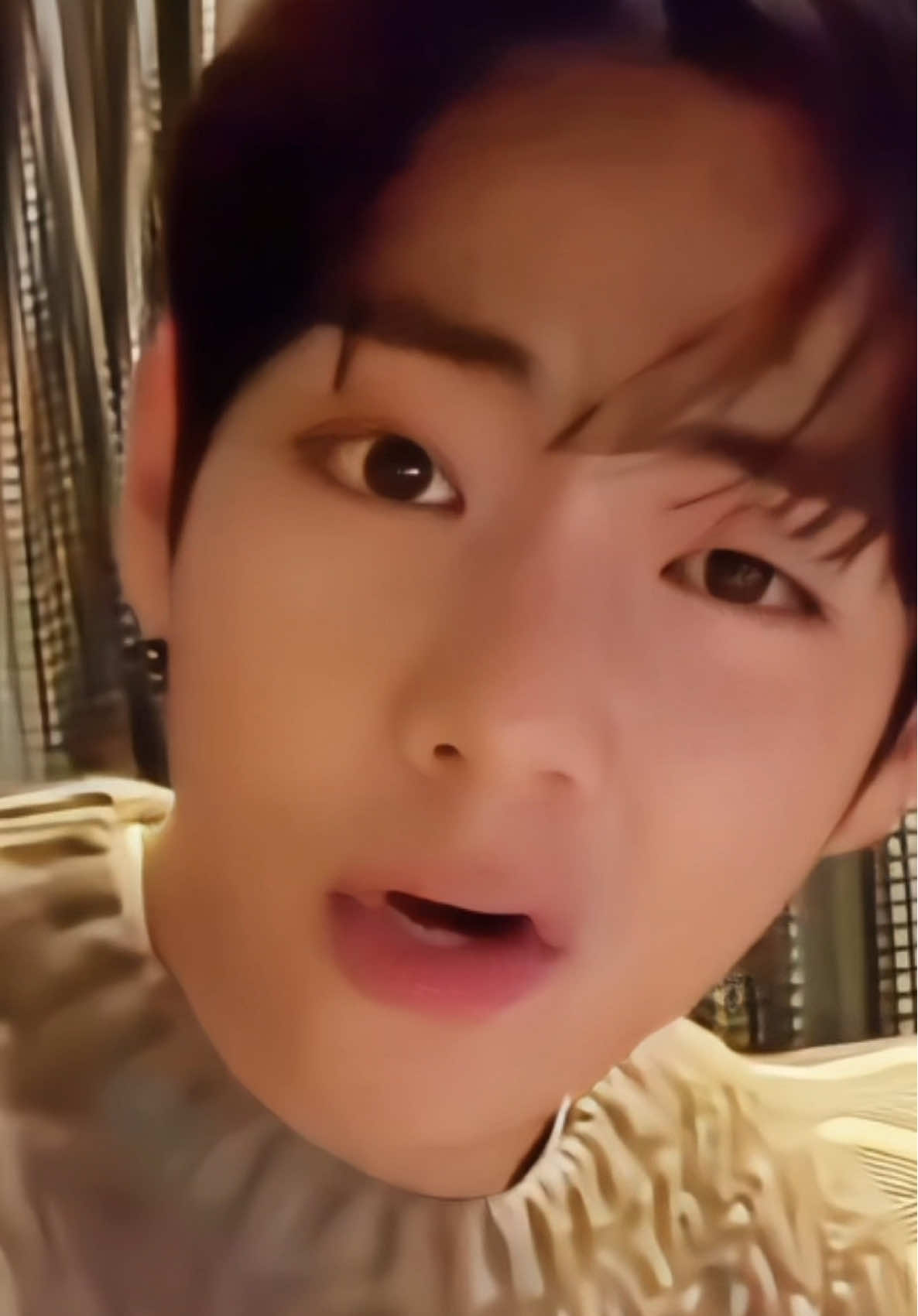 Đang đá với tui zị đó hả🥺☺️🐻💚 dễ thương nhất😜 #v #taehyung #kimtaehyung #btsarmy #fyp 