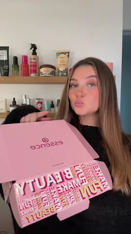 C’est la marque parfaite pour faire des box de Noël à petit prix 🥹 @essence.cosmetics @ZmirovCommunication  #essence #essencelover #boxnoel #ideecadeaunoel #makeup produits offerts* 