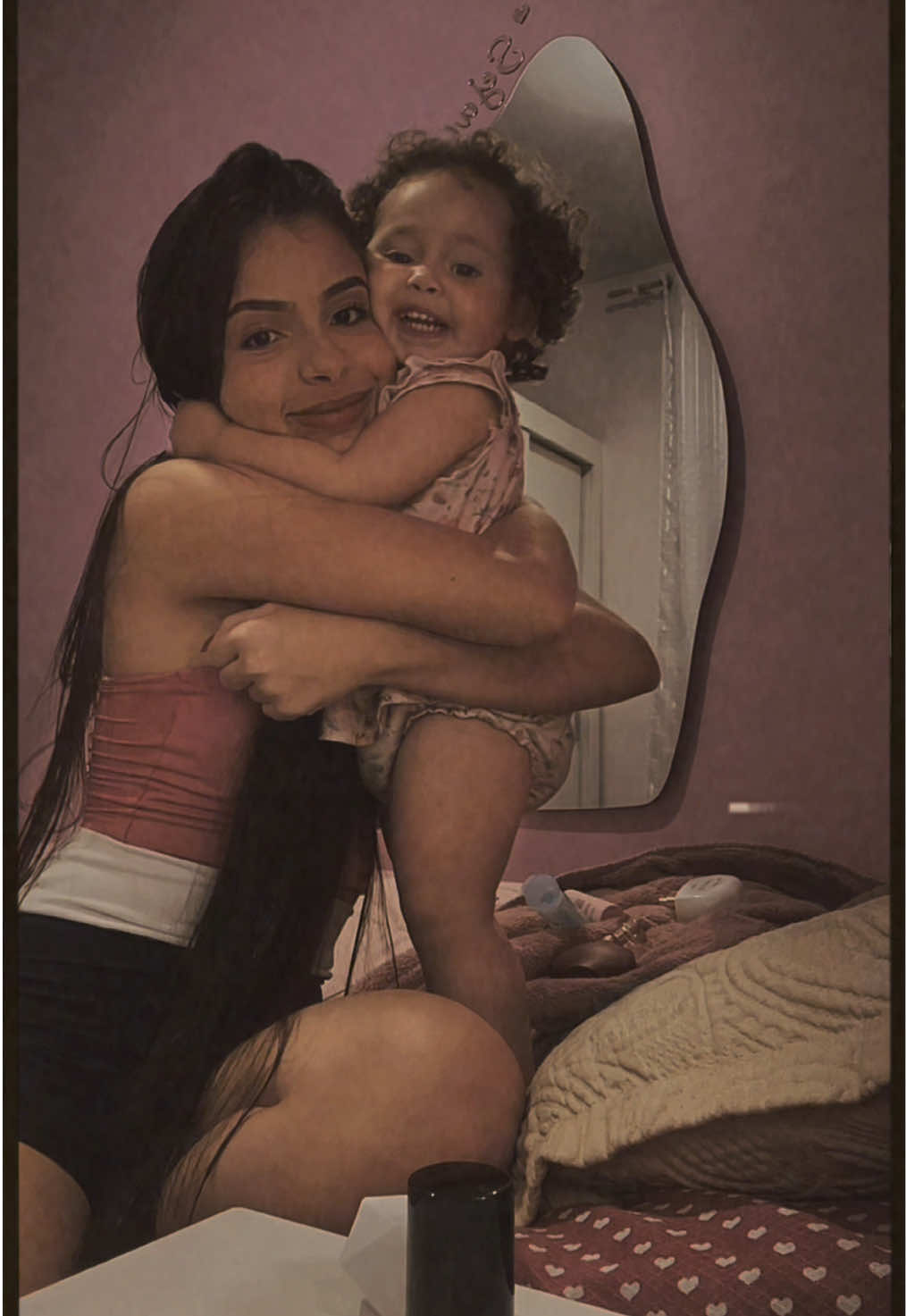 Eu não sabia como começar a escrever isso… tentei várias vezes. Mas eu sabia que, quando chegasse o momento certo, meu coração iria conseguir revelar o que tanta gente sempre se perguntou… “Por que ela nunca responde: eu te amo?” Eu já amei tantas pessoas e SEMPRE, por orgulho meu, não demonstrei. Bom, foram embora… Há dois anos atrás, eu só amava Jesus e minha família, eram os únicos que permaneceram. Até que, de repente, um ser humaninho tão pequeno surgiu, se apresentando como “Nuna” e dizendo ser minha “Abiga”… No começo, ouvir “te amo” dessa vozinha me deixava travada. Eu a amava, mas a resposta não saía. Mesmo assim, ela não foi embora. Só queria brincar comigo, dançar comigo, passear comigo… e, principalmente, aprender comigo. E o mais bonito? Ela sempre soube que as atitudes valem muito mais do que qualquer palavra. E falando em palavras, eu ensinei várias pra a Lulu, no início só vinha aquele “QUÊ?” “QUÊ?” “QUÊ?” “QUÊ?” com a carinha desconfiada e me olhando de lado hahah, até eu repetir 1x, 2x, 3x, 4x, 5x… e por fim ela entender. Hoje nossa Lulu completa 2 ANOS, tão pequena e já carregando um mundo de aprendizados nas costas. Mas, sinceramente? Eu aprendi muito mais com ela do que ela comigo. Porque depois de TANTOS ANOS, hoje eu consigo dizer, com o coração cheio, aquilo que sempre me TRAVOU, mas que ouvi desde o seu primeiro aninho de vida: TE AMO, LULU. O MESMO TANTO QUE A GENTE AMA FICAR DEITADA. E, por ironia do destino, o MUNDO INTEIRO sabe de algo que eu não dizia para uma ÚNICA pessoa sequer. FELIZ ANIVERSÁRIO, ABIGA. 🎂🎉💗 Hoje minha maior riqueza é ter Jesus, a Lulu e a minha família. O resto!? A gente conquista juntos. Com amor, Taita. 🫡 #sobrinhos #tiaesobrinha #thalitaelunna 