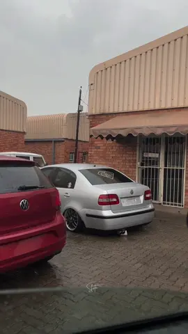 imoto yami ! ngathi ngizo’yeka umdlalo for this car , it’s so perfect 🥹🩶💦. @GuptaSphe @OTLOTLENG M. #mamashxta #ogicustoms #rainyday #airsuspension #baggedpolo 