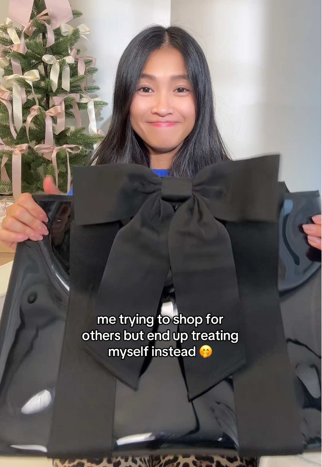 i mean... the midnight black bow is just irresistible (and it's selling FAST, so pre-order yours now)✨🖤 #blackbag #blackbow #everydaybag #jellytote #jellytotebag 