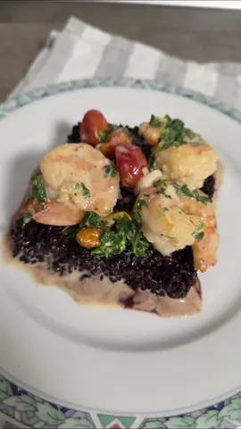 Am făcut creveți în sos cremos cu roșii cherry și i-am servit peste orez negru. Se fac repede, într-o singură tigaie, iar gustul e blând și aromat. În poze vezi pașii și rezultatul final. Dacă vrei să îi încerci și tu, rețeta completă e pe blog. Link in bio si story. https://bit.ly/4oGeAuY . . . . #culiliinbucatariesicalatorii #culiliinbucatarie #creveti #cinausoara #reteterapide 