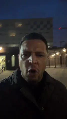 Hoe kan je politie agent zijn ! Macht misbruik 0 gevoel van respect of sympathie hoe kan je ook als collega er bij staan en het toelaten laf !!!!! Racisme vrouw op leeftijd met hoofddoek zo aanpakken en behandelen wat waren jullie stoer zeg ! Lafffff