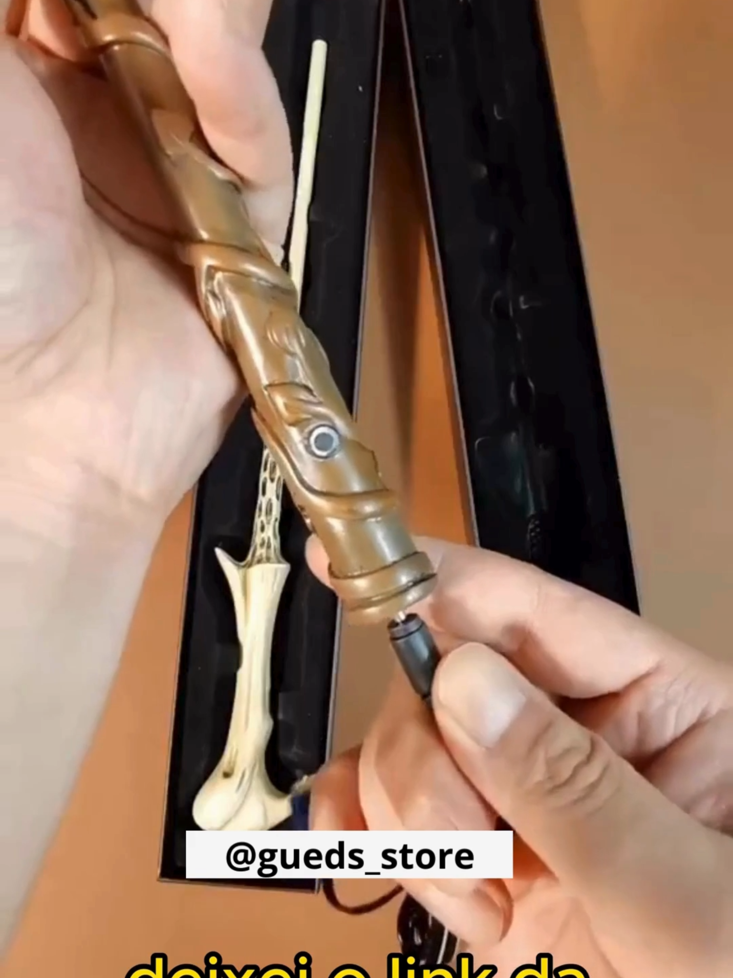 A magia começou! ✨⚡️ A Varinha do Harry Potter traz o encanto de Hogwarts direto pra sua coleção. Faça seus feitiços e sinta o poder da magia nas mãos! #HarryPotter #VarinhaMágica #Hogwarts #WizardingWorld #TikTokMagic