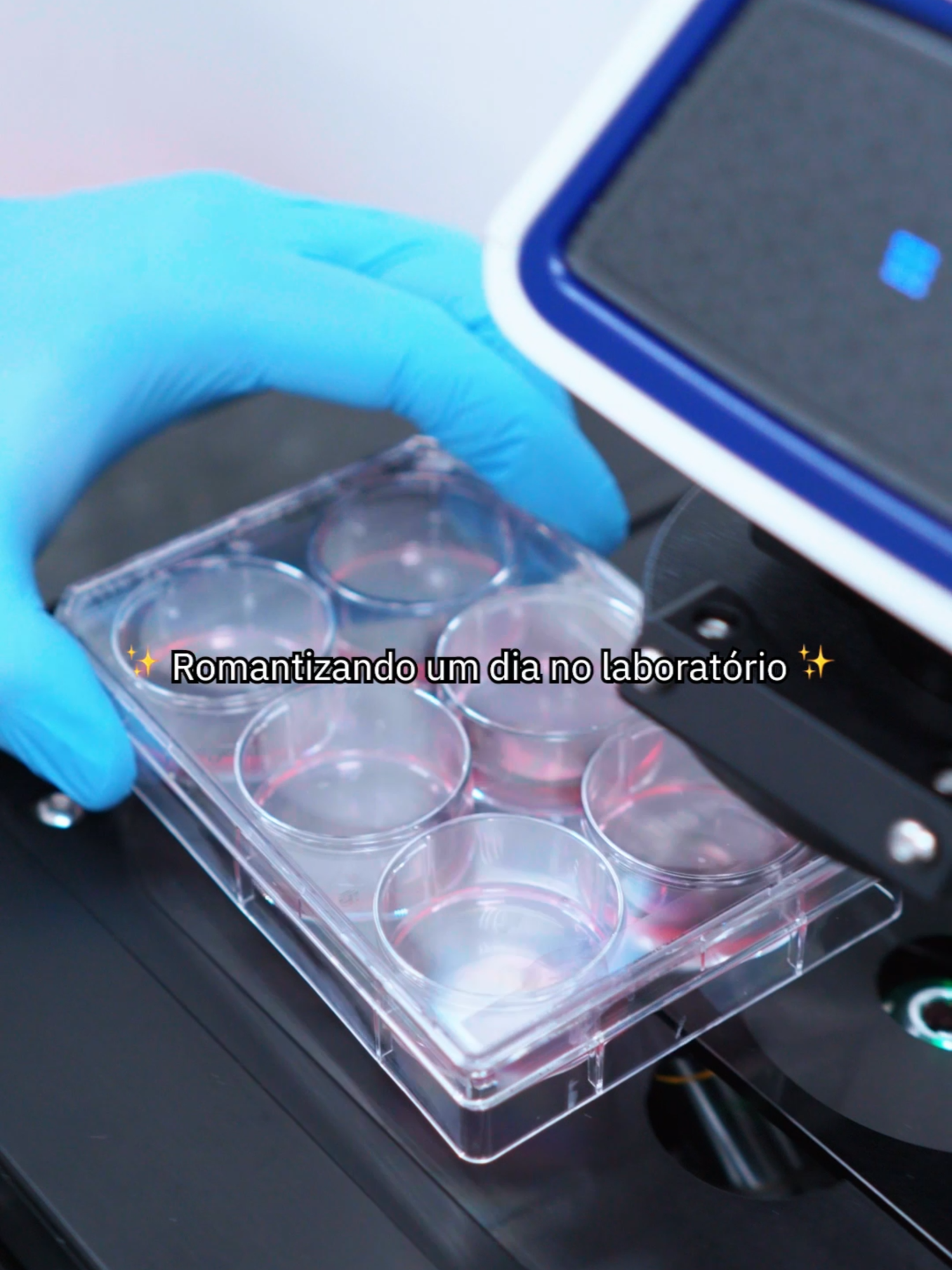 Já imaginou como é um dia em nossos laboratórios? Spoiler: é cheio de ideias inovadoras e processos incríveis. Comenta aqui: qual outro lugar da nossa fábrica você gostaria de ver? #PraGeralVer: vídeo no laboratório do Grupo Boticário. Texto: “Romantizando um dia no laboratório”. Nele, aparece a sequência de cenas: dois cientistas, um homem branco de barba e cabelos castanhos e uma mulher branca de cabelos lisos e castanhos, ambos usam jalecos brancos; um recipiente com um líquido é colocado sob um microscópio; uma ampola é inserida numa máquina; uma mulher branca de cabelos loiros e lisos pega um frasco com líquido; líquido vermelho sendo retirado de um béquer; um creme branco sendo batido num béquer; duas cientistas conversando em frente a uma tela; um cabelo castanho sendo escovado por uma máquina; líquido amarelo sendo colocado num creme branco; uma mão mistura um líquido amarelo num béquer; e, por fim, líquido vermelho sendo mexido em um recipiente.