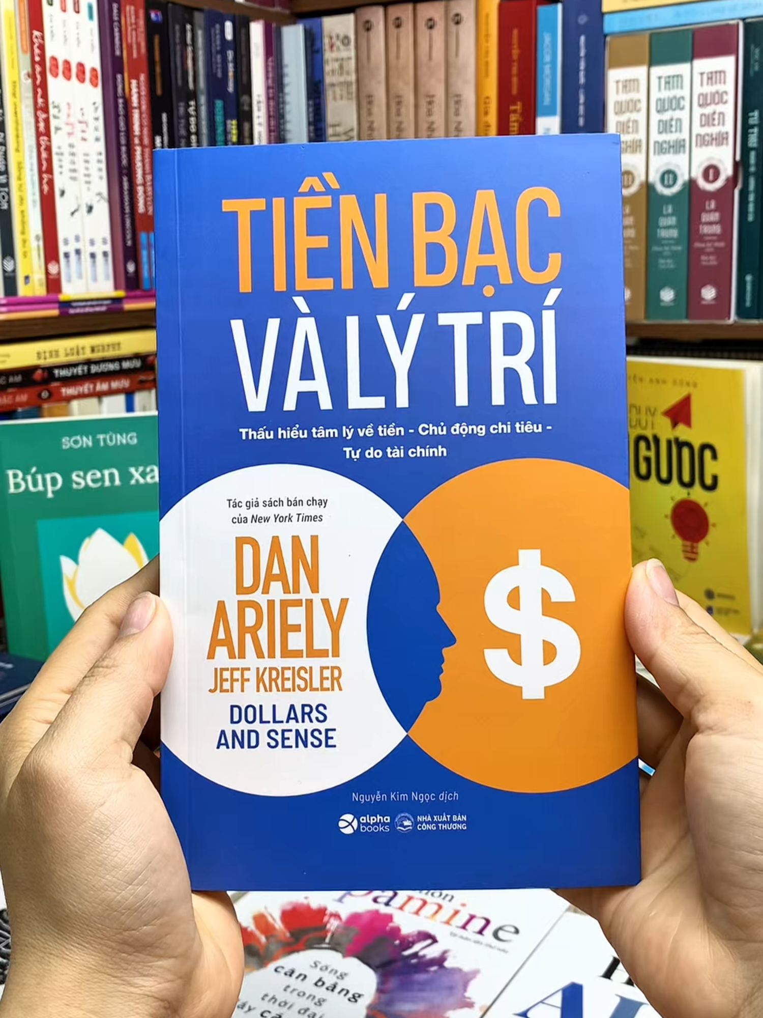 “Tiền Bạc và Lý Trí.” Cuốn sách cho bạn thấy một sự thật thú vị. Chúng ta nghĩ mình rất lý trí khi nói đến tiền. Nhưng thực tế, cảm xúc và thói quen lại chi phối nhiều hơn chúng ta tưởng. Tác giả Dan Ariely giải thích vì sao ta dễ chi tiêu bốc đồng. Vì sao ta tin vào những quyết định tưởng như thông minh. Và vì sao rất nhiều người mắc lại cùng một sai lầm tài chính chỉ vì hiểu sai về hành vi của chính mình. Đọc cuốn sách này, bạn sẽ học được cách nhận diện những bẫy tâm lý. Biết giữ bình tĩnh trước những lựa chọn liên quan đến tiền bạc. Và đưa ra quyết định thông minh hơn để xây dựng tương lai tài chính vững vàng. Nếu bạn muốn hiểu rõ cách tiền vận hành trong tâm trí và muốn trở thành người làm chủ ví tiền của mình thì đây là cuốn sách nên có trên bàn làm việc của bạn. #anhsangtrithuc1 #BookTok #sachhay #sach #sách #books #reading #tienbacvalytri