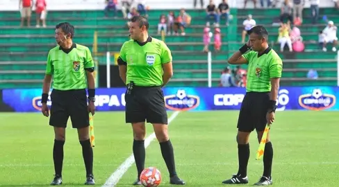 🚨ATENCION!!!🚨 Se filtra un vídeo de lo que disen los árbitros antes de cada partido del equipo que saben... 🤣 #ligaboliviana #bolivia🇧🇴 #mafiacostas🇧🇴🤬 #fyp #fypシ゚viral 