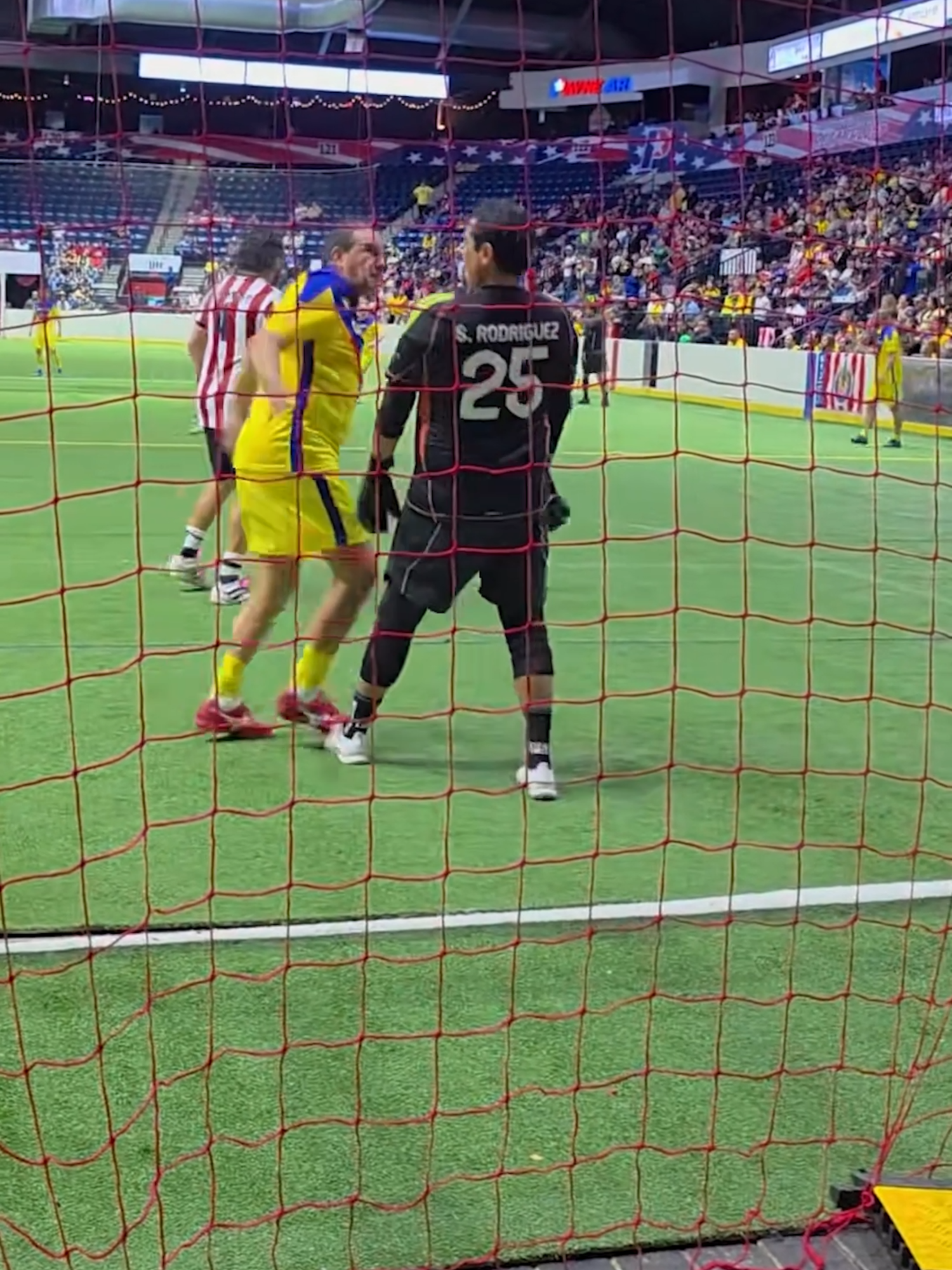 El diputado Cuauhtémoc Blanco golpeó al portero Sergio Rodríguez durante un partido de leyendas entre América y Chivas. #Latinus #InformaciónParaTi