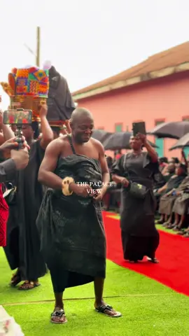 As the drums called and the atmosphere thickened with emotion, Nananom rose to show their last respect through dance. Each movement was slow, heavy, meaningful—an expression of the pain of letting go and the pride of celebrating a life well lived. The dance became a final salute to the late Nana Adade Adutwum. #CapCut #thepalaceview #manhyiapalace🥰😍 #fyp #funeral 