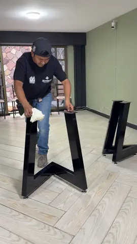 Patas de metal para soportar el peso del planchon de madera de Parota #elcarpientero #mesadeparota