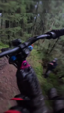 The bounce into the right hander was particularly nice if I may say so myself  — need new places to ride drop them down below, free uplift for the mtb dudes 👇 🫡 #surron #vtt #25 #ebike #mtb 