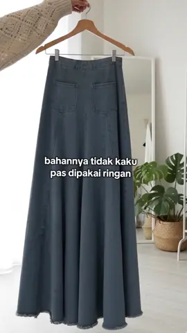 Rok jeans yang diharapkan para wanita bahannya tidak kaku dan ringan saat dipakai jadi lebih stylish☺ #rokjeans #jeans #OOTD #outfit #rok 