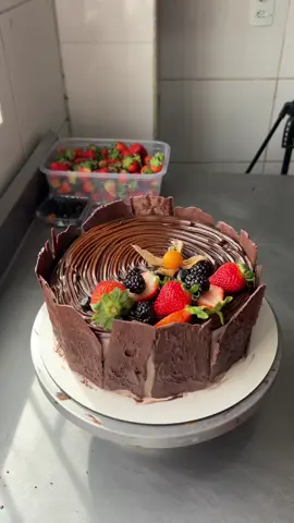 Bolo de chocolate com brigadeiro de maracujá  #cake #natal #chocolate #chocolatecake #bolodechocolate 