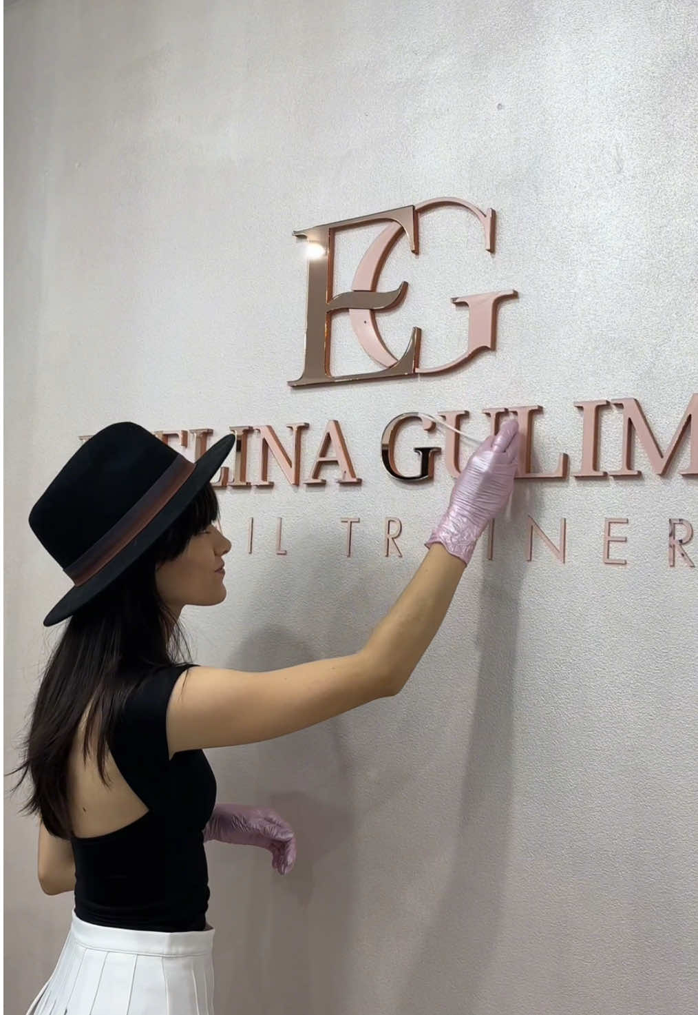 Gata renovarea🤭🎉 Vă arăt aici unul dintre cele mai frumoase lucruri din salon🥹  #nailsalon #renovation #brandlogo 