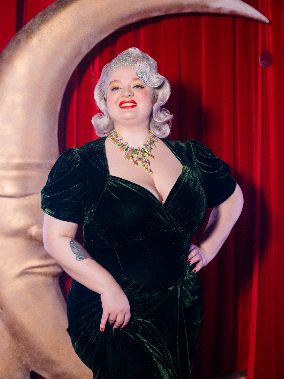 Разговорчики с @ТГК Angelina Retro 😂 а пообщаться с артистками можно после выступлений! ближайшие шоу в Москве м СПБ @cathouse_burlesque 