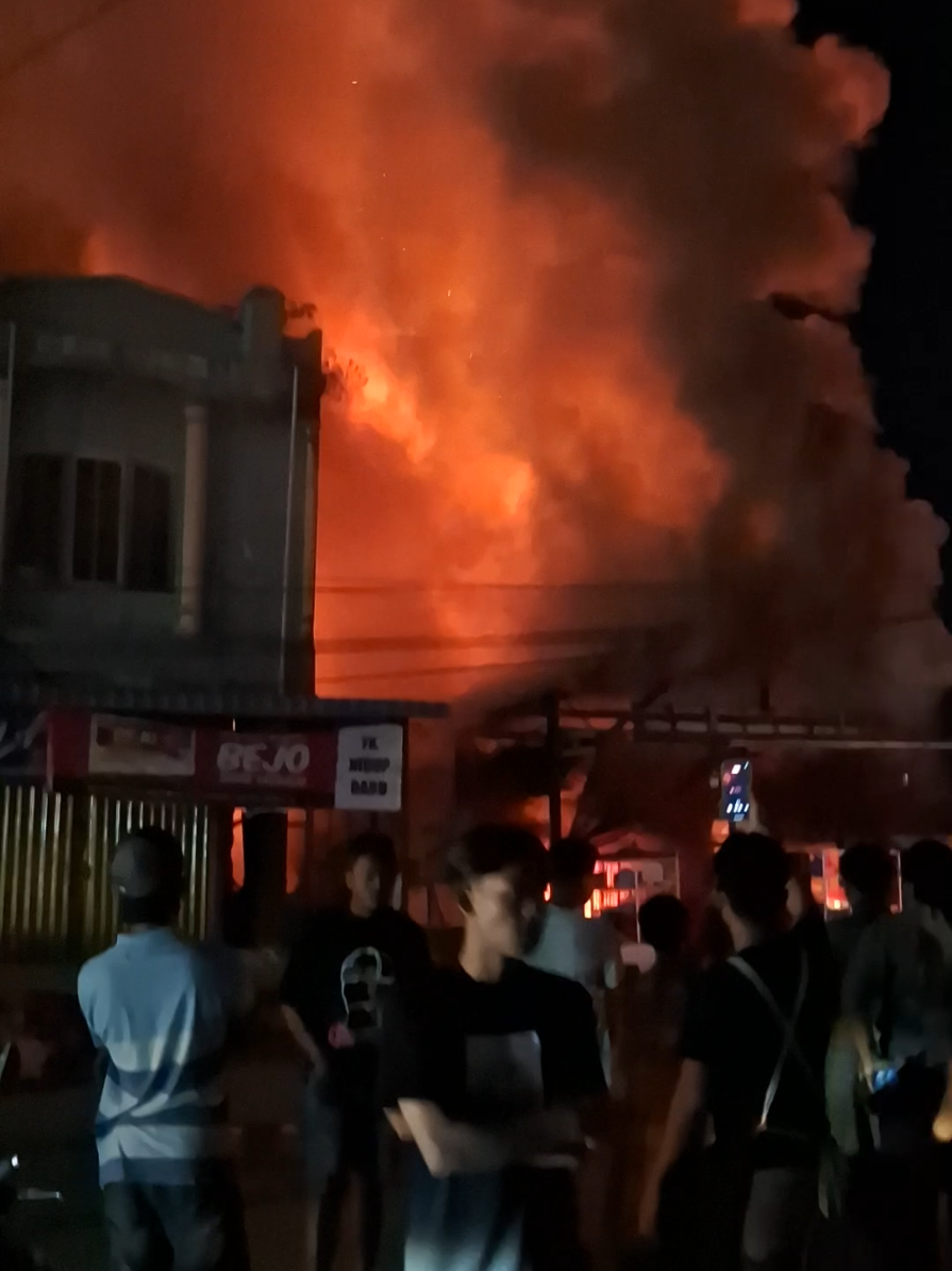 kebakaran di dekat simpang tiga gampong blang langsa, di samping toko grosir hidup baru, semoga tidak ada korban jiwa.. 🤲 #kebakarandilangsa  #bencana #kebakaran  #kebakarangampongblang #langsa 