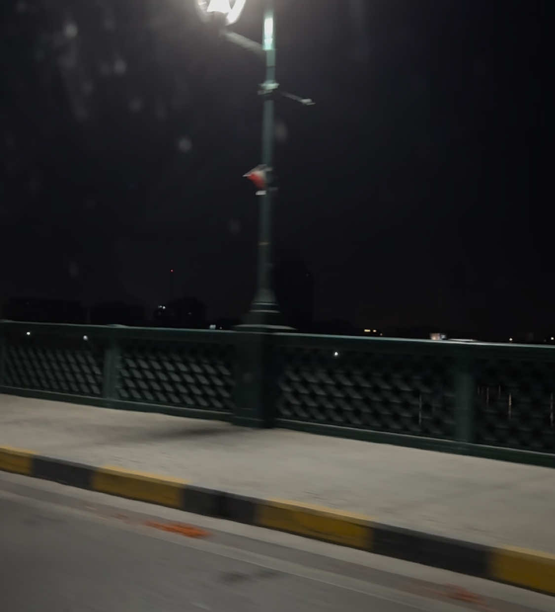 ولادةُ نسخةٍ لا تعودُ إلى الوراء . . . لمْ أفقدْ الشغفَ فقط ، بلْ فقدتْ جزءًا منْ ذاكَ الإنسانِ الذي كنتُ أعرفُهُ يومًا ، كأنَ نسخةً قديمةً منِي كانتْ تمشي بثقةٍ لا تشعرُ بثقلِ العالمِ ، ثمَ انسحبتْ دونَ أنْ تتركَ خلفها أيَ أثرٍ ، لمْ أعدْ ذلكَ الشخصُ الذي يركضُ وراءَ كلِ شيءٍ ، ولا الذي يبررُ ، ولا الذي يفتحُ الأبوابَ لمنْ يغلقُها ثمَ يعودُ يعتذرُ عنْ ذنبٍ لمْ يرتكبْهُ أصلًا ، اليومَ تغيرتُ ، وتبدلتْ تفاصيلِي كلها ، شخصيتي القديمةُ ذبلتْ ، وحلَ مكانها وجهٌ جديدٌ أعرفُ قيمتَهُ جيدًا ، وجهٌ لا يركضُ خلفَ أحدٍ ، ولا يتوسلُ فرصةً ، ولا يحنُ إلى ماضٍ لمْ يمنحْهُ غيرَ الخيبةِ ، صرتُ أرى نفسي بوضوحٍ أكبرَ ، وأفهمُ أني لمْ أعُدْ ذلكَ الإنسانُ الذي يتجاهلُ نفسَهُ حتى يرضى الآخرونَ ، والأجملُ أني بدأتُ أعتزُ بذاتي ، لا غرورًا ، بلْ معرفةً بقدرِي ، فلمْ أعدْ أحتاجُ أنْ يكملني أحدٌ ، ولا أنتظرُ كلمةَ تقديرٍ منْ فمٍ كانَ يومًا سببَ الأذى ، كلُ ما أريدهُ اليومَ هو الاتزانُ ، والصمتُ الذي يحفظُ كرامتِي ، والطريقُ الذي لا يمشي عليهِ غيرُ منْ يعرفُ قيمتِي ، وأما منْ أخطأ بحقي ورجعَ يبحثُ عني ، فلنْ يجدَ البابَ مفتوحًا كما كانَ ، الذي كسرَ شيئًا في داخلي لنْ أصلحَهُ عنهُ ، والذي استهانَ بروحي لنْ أعيدَهُ إلى مكانٍ كانَ أكبرَ منْ حجمهِ ، أنا اليومَ لستُ كما كنتُ ، ولنْ أكونَ كما كنتُ ، وإنْ قالوا تغيرتُ ، نعمْ تغيرتُ ، ولأولِ مرةٍ ، يعجبنِي هذا التغيرُ . مُعَمَّر