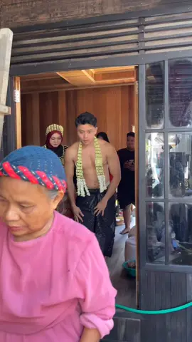 Masya Allah Tabarakallah.. ngerasain juga mandi pengantin adat banjar H-1 sebelum resepsi, dingin poll tapi nagih 😆🤍 #fyppppppppppppppppppppppp #kalsel 