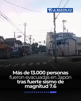#Mundo | Un potente terremoto de magnitud 7.6 sacudió el norte de Japón, generando alerta máxima entre las autoridades y obligando a la evacuación de más de 13.000 personas. El sismo, que se extendió por más de un minuto, fue captado por cámaras de seguridad instaladas en diversas oficinas de la zona afectada. Las imágenes muestran el momento exacto en que el movimiento telúrico estremeció edificios y estructuras, provocando escenas de pánico entre los ocupantes. El temblor, cuya intensidad inicial fue reportada en 7.2 grados y posteriormente ajustada a 7.6, activó de inmediato los protocolos de emergencia en todo el territorio. Las autoridades japonesas emitieron una alerta de tsunami con olas que podrían alcanzar hasta tres metros de altura, lo que motivó la evacuación preventiva de zonas costeras. Hasta el momento, se han confirmado daños materiales en diversas estructuras, aunque las autoridades continúan evaluando la magnitud total de las afectaciones. Japón, ubicado en el Cinturón de Fuego del Pacífico, es uno de los países con mayor actividad sísmica del mundo. El archipiélago cuenta con avanzados sistemas de alerta temprana y protocolos de evacuación que se activan automáticamente ante eventos de esta magnitud.