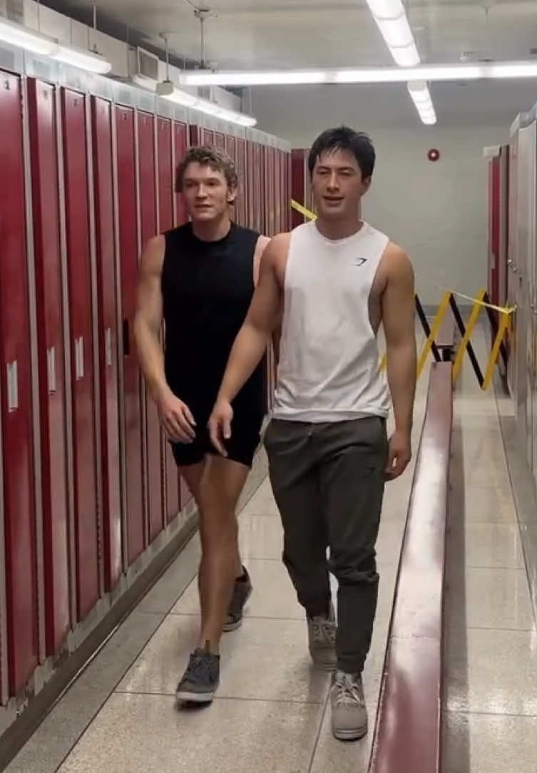 Connor Storrie com Hudson Williams nos bastidores de Heated Rivalry. #ConnorStorrie #HudsonWilliams #HeatedRivalry #IlyaRozanov #ShaneHollander