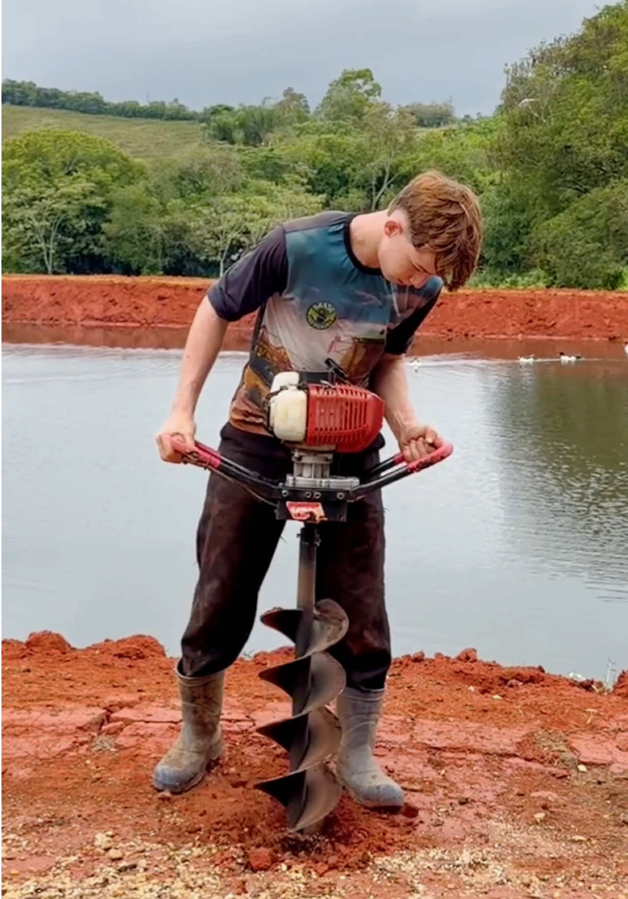 Mais um dia de lida por aqui, fazenda cercas. E vocês acreditam que nóis mediu errado e tivemos que refazer tudo 🤯 #rural #lida #agro #cowboy #bruto 