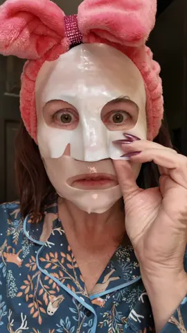 The Sunboon Editor Duo is your instant glow + instant lift routine. The Deep Collagen Power Boosting Mask plumps and firms on contact, and the Rejuvenate Filler Serum smooths fine lines and gives that soft, bouncy “filler-refreshed” look without the needles. If your skin needs hydration, elasticity, or a quick glow boost… this set delivers fast. ✨ #collagen #collagenmask #sungboon #volufiline #volufilineserum 