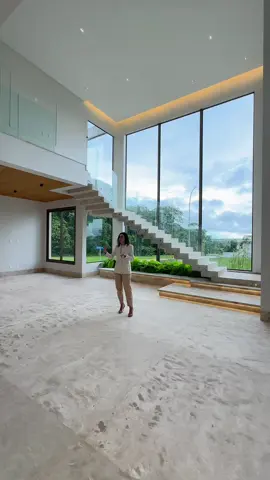 Quando arquitetura, natureza e conforto se encontram no mesmo endereço… o resultado é uma casa memorável. Destaques que tornam essa casa no Jardins França um projeto realmente único: • 440m² de construção em um lote de esquina com 533m², de frente para a mata • 5 suítes plenas, incluindo suíte térrea • Suíte master com banheira com vista, closet e banheiro em mármore Biancatto • Sala com pé-direito de 8 metros, trabalhada em travertino Pharaonic e com jardins internos • Esquadrias minimalistas, detalhes em fibra de bambu, fachada e porta principal em muxarabi • Piscina com cascata e sauna integrada • Deck em travertino arenado e área gourmet com sistema de som JBL • Iluminação Interlight, energia fotovoltaica, automação completa, boiler e licença para poço artesiano • Paisagismo maravilhoso, elevador e garagem para até 6 carros Quer conhecer de perto o que torna tudo isso tão especial? Fale comigo e agende sua visita. R$7.290.000,00 #viraltiktok #casa #condominiofechado #casadeluxo 