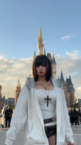 みんな勘違いしてない？ 数字目的でこういう格好してるんじゃなくて自分がこういう格好が好きだからやってSNSに発信してるのに自分の好きな服きたらすごい指摘されてすごい悲しい。たしかにまだこの自己管理もできない歳でこの露出はおかしいけど自分の好きな格好くらいさせてよ。うちがどんな目にあったってみんなは関係ないし本当にうちが悪い。 んで、痴漢はあろまが悪い、自業自得って言ってる方々、うちは本当にこの件はうちの自己管理が悪すぎるしその人を許しすぎたし全部うちのせいだから言っていいけど、絶対ほかの人には言うなよ。 いくらその方が露出してたからって痴漢していい理由にはならない。痴漢は立派は犯罪。