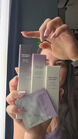 Am încercat trei produse de la Haruharu Wonder și deja le iubesc ✨ ▫️ Night Knight Retinol Serum – cu Retinol (0.08%) pentru colagen și netezirea ridurilor, Bakuchiol pentru elasticitate și anti-îmbătrânire, Adenosine pentru reducerea liniilor fine și Ceramide NP + ulei de floarea-soarelui + extract de orez fermentat pentru hidratare și calmare. 🌾💛 ▫️ Bakuchiol Eye Cream – hidratează și îngrijește zona delicată a ochilor, ajută la fermitate și liniile fine. ▫️ Black Rice Probiotics Barrier Essence – întărește bariera pielii, hidratează în profunzime și aduce antioxidant pentru un ten mai uniform și calm. Poți să le încerci și tu cu extra discount pe YesStyle folosind codul: MAMADRAGA88 🤍✨ #yesstyle #haruharuwonder #yswishlist25  #skincarelover #yesstyleinfluencers  @YesStyle @YesStyleInfluencers @haruharu wonder 