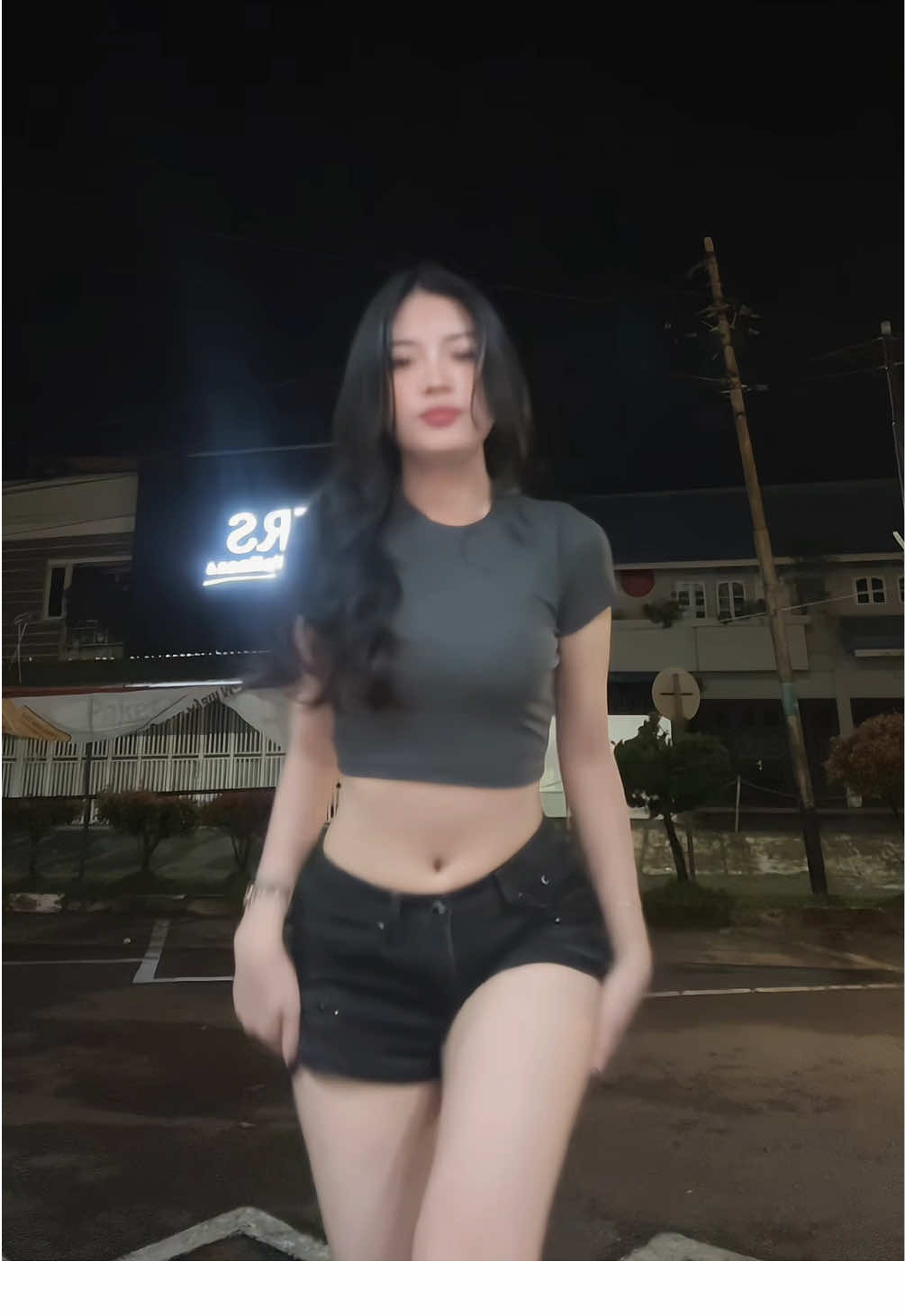 kaka yg baju abu abu jgn dipaksain ka kalo gabisa dance wkwk berat, lebih enakan nyantai gini😚