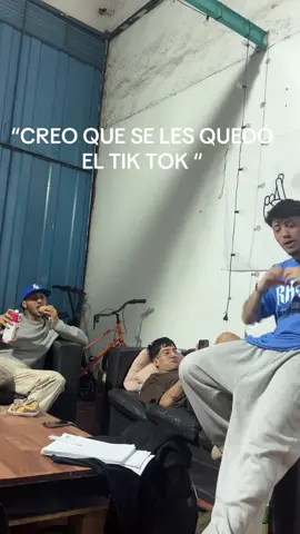 Cuando tus amigos no paran de escuchar el tema 